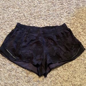 lulu lemon black camo hotty hot 2.5” short low rise